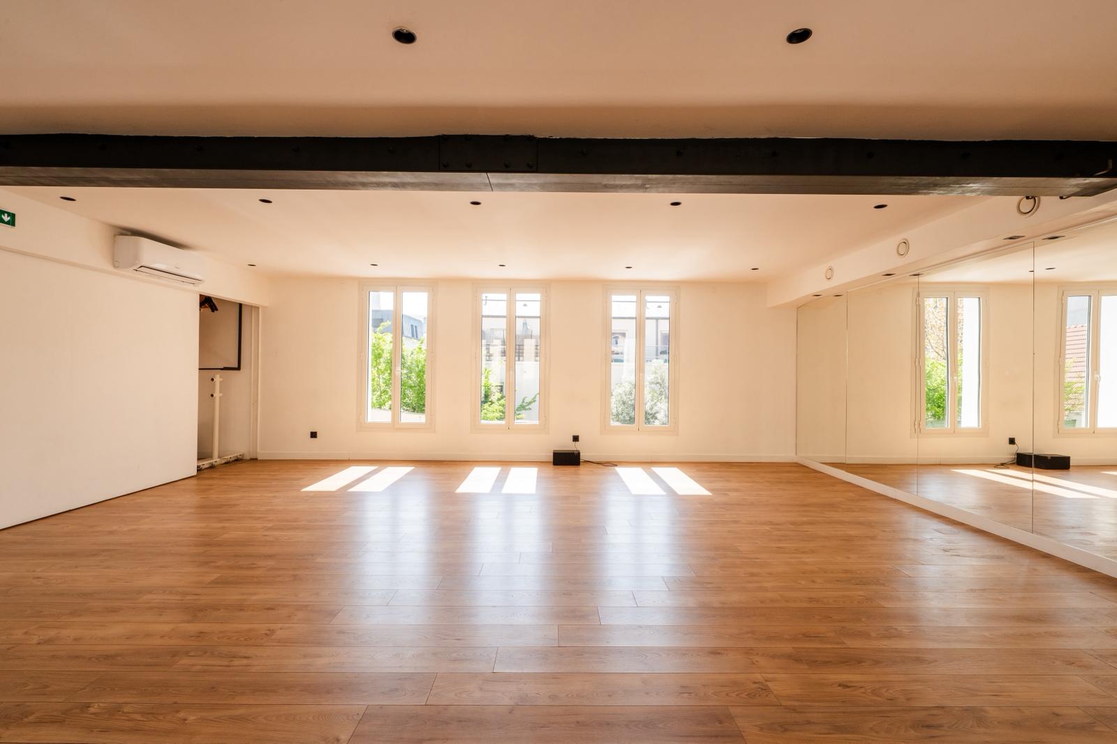 Salle Inspire Studio baignée de lumière naturelle